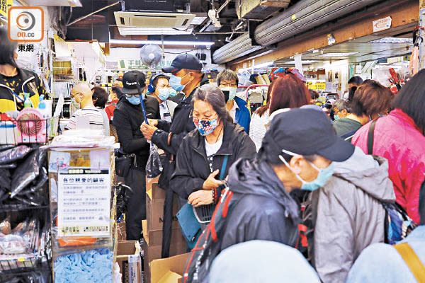 深水埗：深水埗的商店內人頭湧湧。