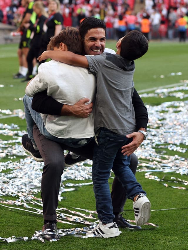 Mikel Arteta con sus hijos tras la victoria del Arsenal