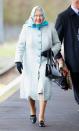 <p>Elle portait un foulard ainsi qu’une veste bleu menthe lors de sa visite de la gare de Londres. (Photo : Getty Images) </p>