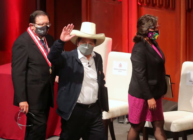 FOTO DE ARCHIVO. El presidente electo de Perú, Pedro Castillo, saluda junto a su vicepresidenta, Dina Boluarte, tras recibir las credenciales de la autoridad electoral, en Lima, Perú