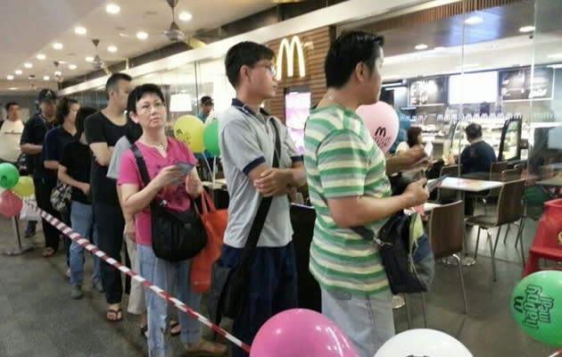 Long queue outside McDonald's at Causway Point Shopping Centre in Woodlands. (Yahoo! Photo)