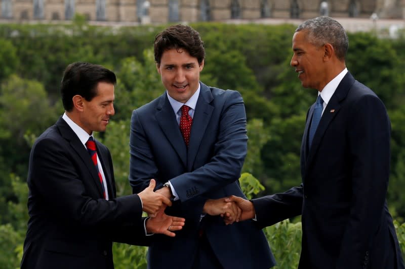 (L-R) Mexico's President Enrique Pena Nieto, Canada's Prime Minister Justin Trudeau and U.S. President Barack Obama shake hands while posing for the family photo at the North American Leaders' Summit in Ottawa, Ontario, Canada, June 29, 2016. REUTERS/Chris Wattie