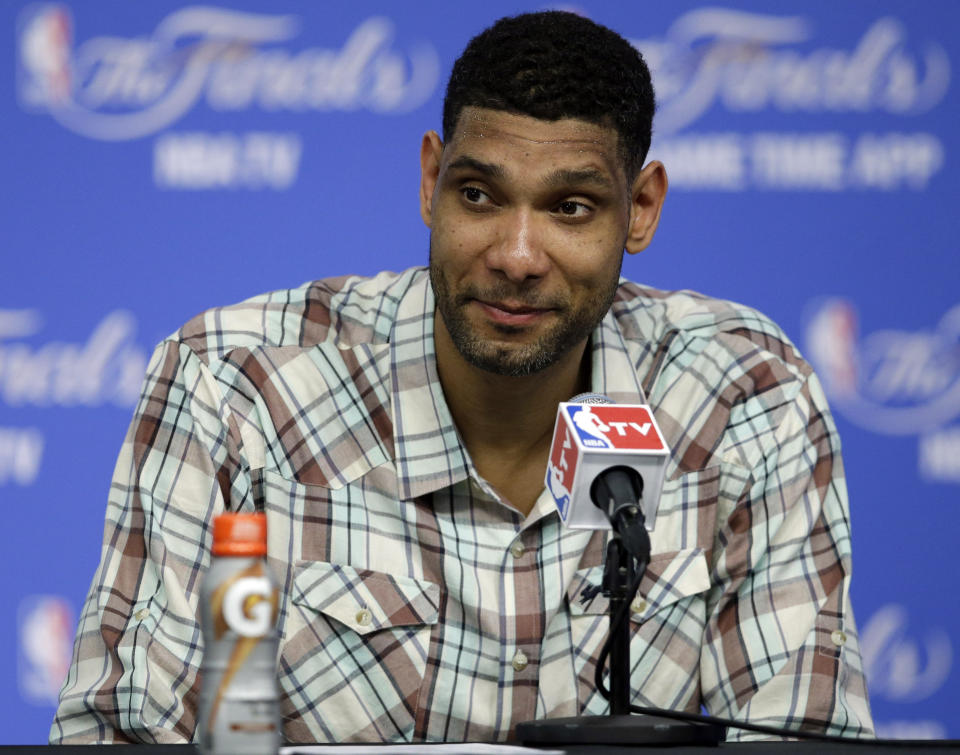 ARCHIVO - En esta foto del 5 de junio del 2014, el alero de los Spurs de San Antonio Tim Duncan participa en una conferencia de prensa en San Antonio. Duncan, Kevin Garnett y Kobe Bryant encabezan un grupo de nueve personas seleccionadas el sábado, 4 de abril del 2020, para el Salón de la Fama del Baloncesto. (AP Foto/Tony Gutierrez)