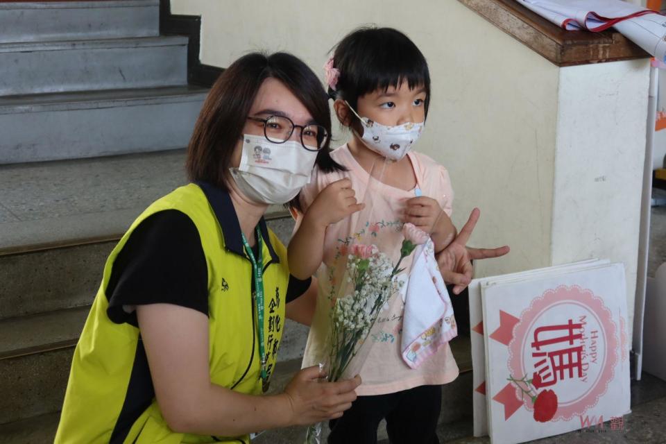 ▲彰化郵局在彰師大幼兒園辦理「媽媽我愛您」母親節活動，彰師大幼兒園的小朋友透過手寫或手繪明信片，向他們最愛的媽咪表達愛意。（圖／記者陳雅芳攝，2023.05.04）