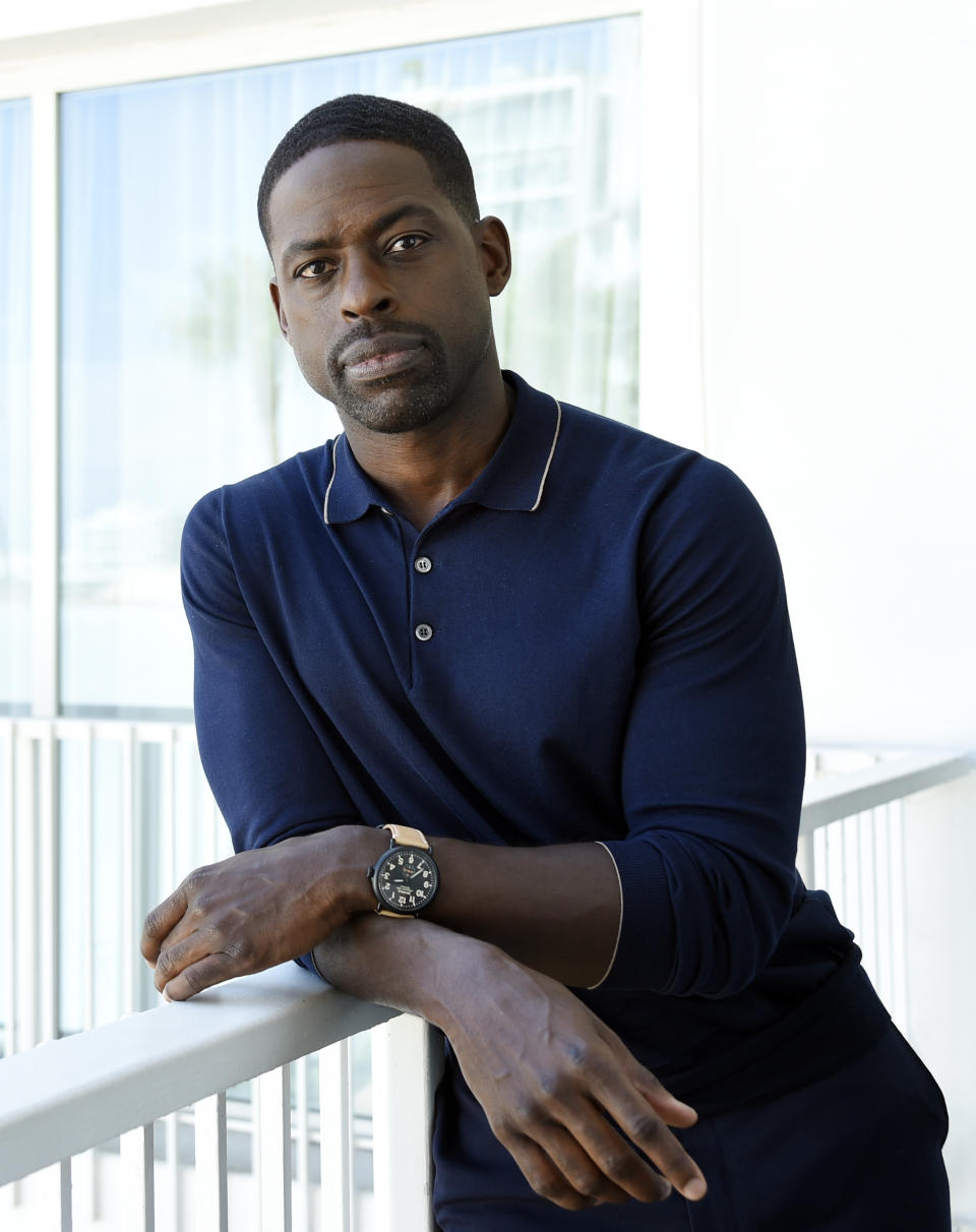 El actor Sterling K. Brown, miembro del elenco de la serie de NBC "This Is Us", posa en Beverly Hills, California, el 3 de agosto de 2017. La quinta temporada de "This Is Us" se estrena el martes y abordará la pandemia y el movimiento Black Lives Matter. (Foto por Chris Pizzello/Invision/AP, Archivo)