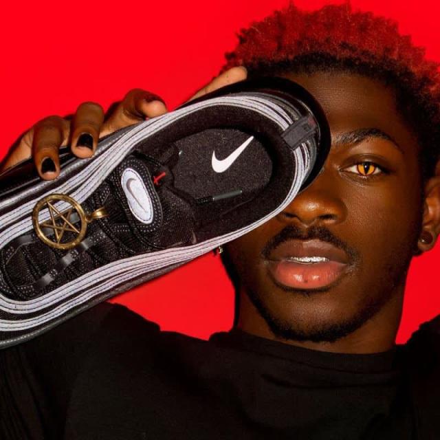 Nike trouve un accord avec créateur des baskets "sataniques" collaboration avec X