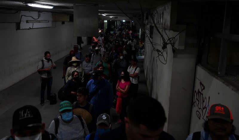 Trabajadores agrícolas mexicanos hacen fila temprano en la mañana en la frontera con Estados Unidos para ingresar a Calexico, California, desde Mexicali, durante el brote de la enfermedad del coronavirus (COVID-19) en Mexicali, México