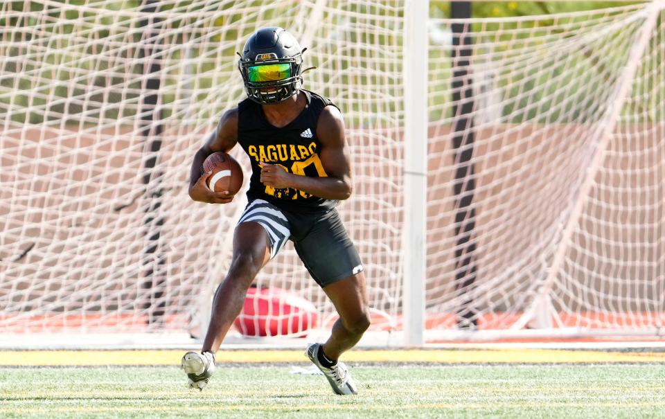 Aug 8, 2022; Scottsdale, Arizona, USA;  Saguaro High defensive back/wide receiver Dajon Hinton (20) during practice at Saguaro High School.