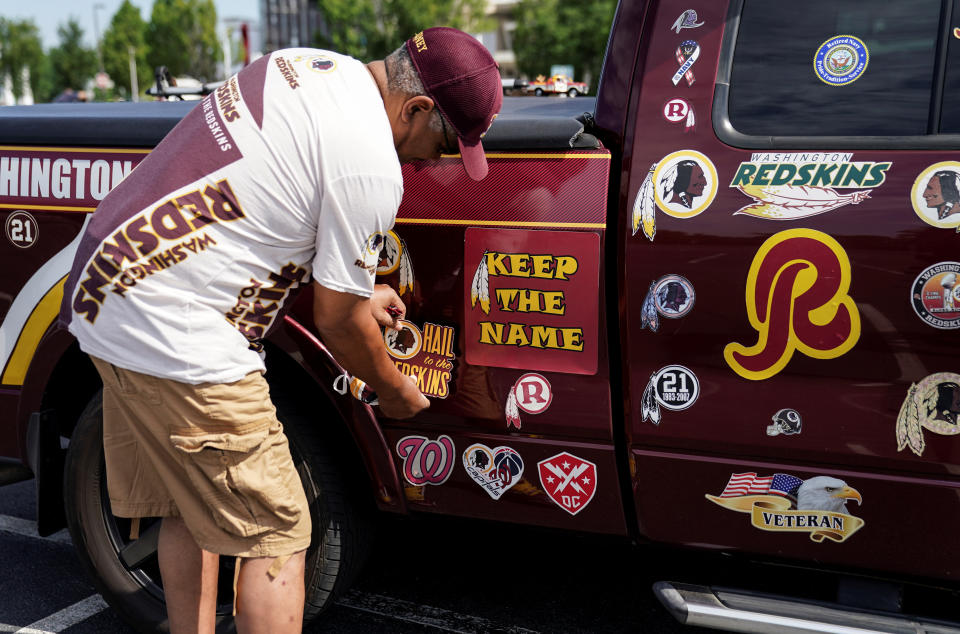 Gegen die Namensänderung des Football-Teams "Washington Redskins" hatte es jahrelang heftigen Widerstand aus der Fan-Szene gegeben. (Bild: REUTERS/Kevin Lamarque)