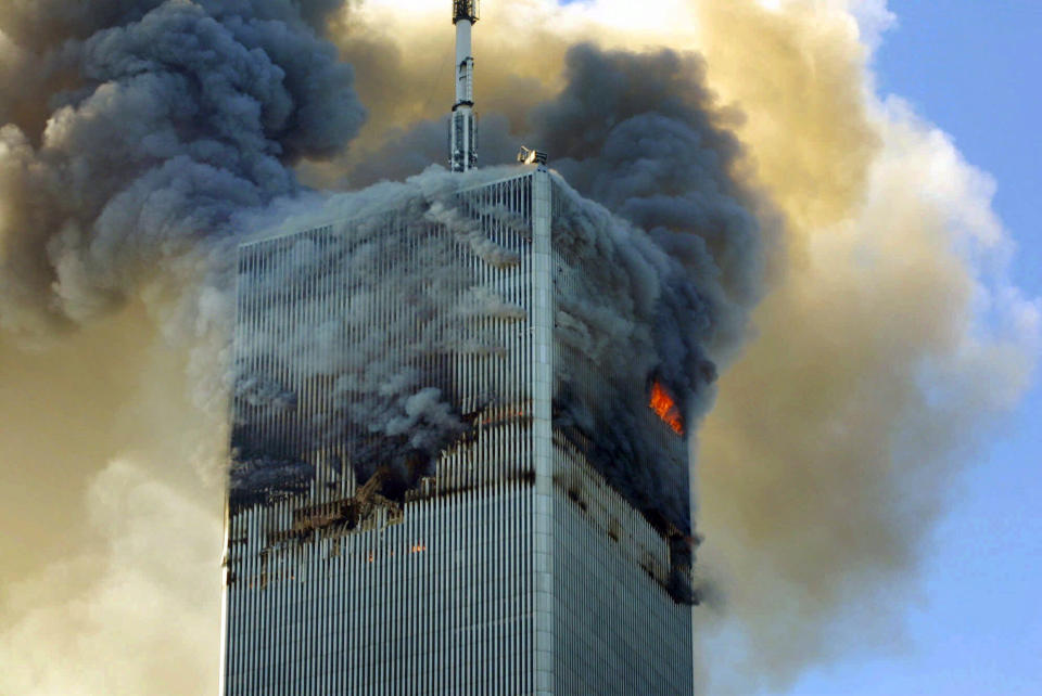 2001年9/11恐怖攻擊後，世貿中心冒出的滾滾濃煙。 (AP Photo/David Karp)