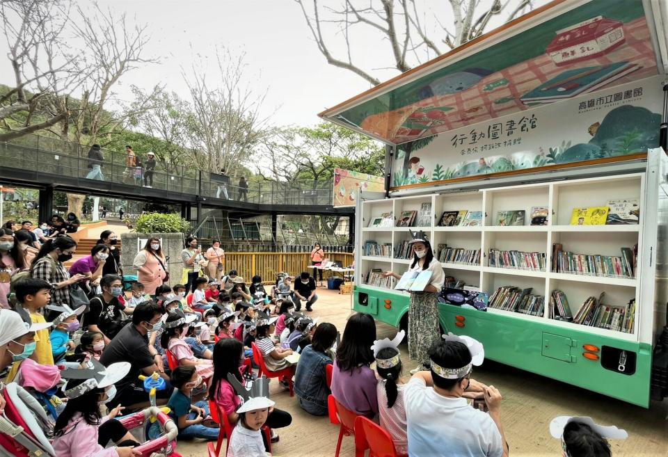 行動書車來到動物園分享繪本故事。   圖：高雄市觀光局/提供