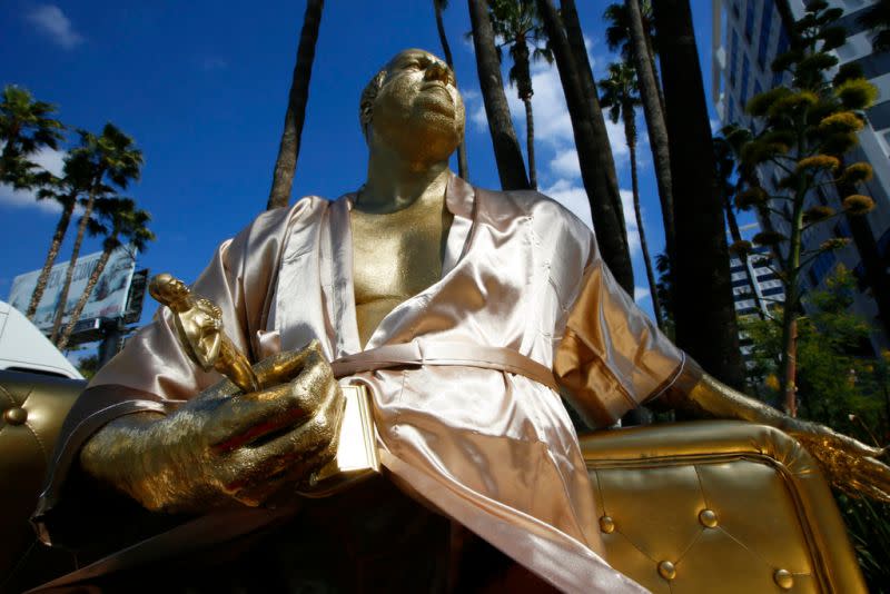 ▲2018年奧斯卡頒獎典禮場外，有藝術家製作了哈維溫斯坦的雕像，諷刺他手拿小金人進行「沙發試鏡」，對女星與工作人員「潛規則」侵犯。（圖／美聯社／達志影像）