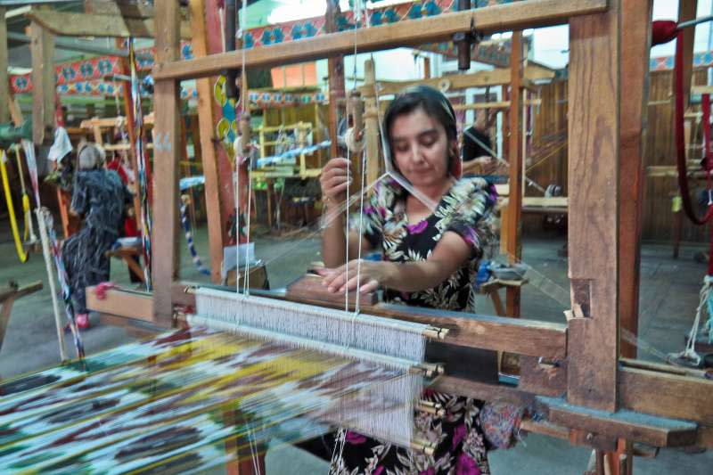中亞國家烏茲別克的絲織廠女工（Peretz Partensky@Wikipedia CC BY 2.0）