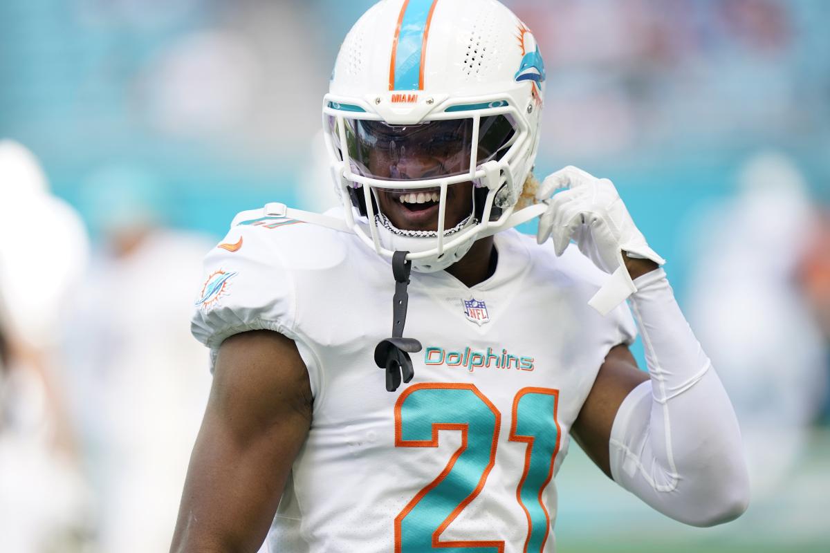 Miami Dolphins defensive back Eric Rowe (21) looks to defend