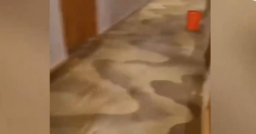 大陸天津一間飯店遭到房客惡搞，從房間到走廊都淹水。（圖／翻攝自星視頻）