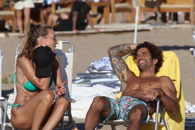 Andrea Bursten y Cochito López, muy enamorados, comparten la tarde en la exclusiva playa Bikini, en Punta del Este