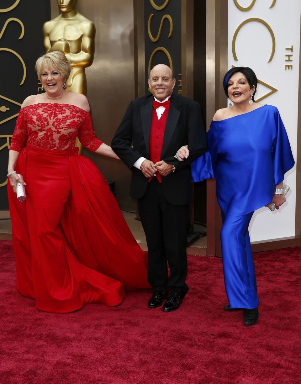 Singer Lorna Luft (L) and her half-sister Liza Minnelli (R) arrive with a guest at the 86th Academy Awards in Hollywood, California March 2, 2014. REUTERS/Lucas Jackson (UNITED STATES - Tags: ENTERTAINMENT) (OSCARS-ARRIVALS)