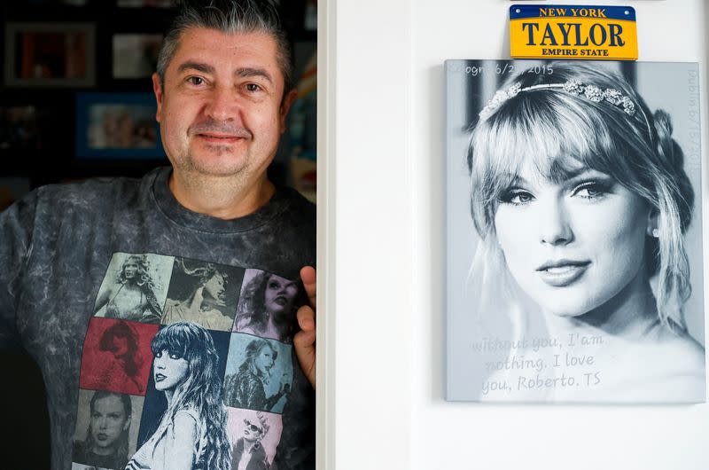 FOTO DE ARCHIVO. Roberto Santos, de 55 años, un superfan español que forma parte de una selecta lista de fans que reciben regalos exclusivos del icono del pop, posa en su "santuario Taylor Swift" junto a una foto dedicada personalmente por Taylor Swift en su casa de Madrid, España