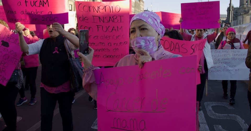 Mujeres con cáncer protestan cn mantas rosas