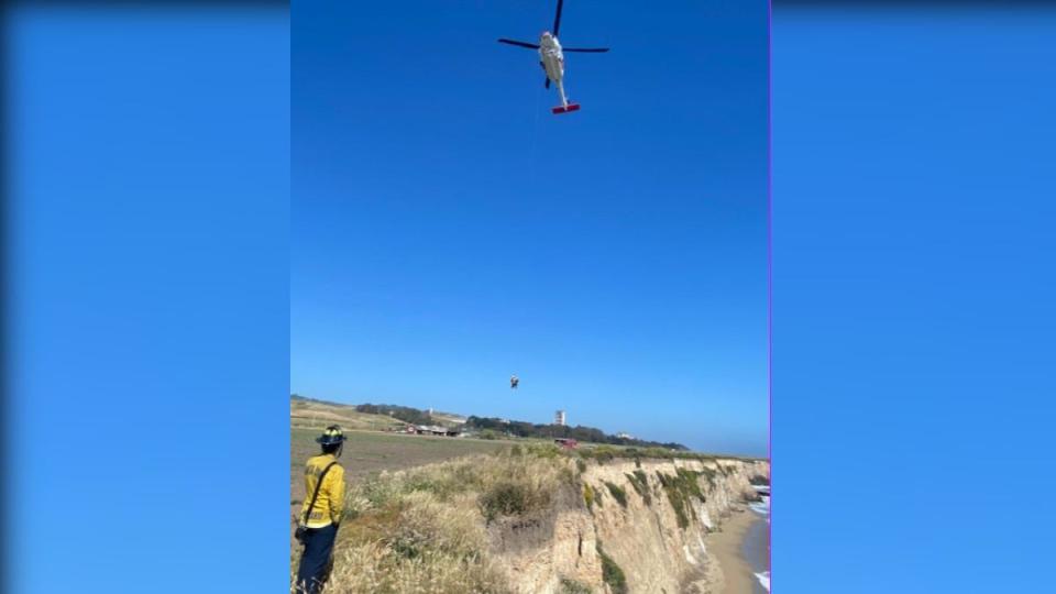 由於該海灘緊鄰峭壁、直升機無法降落，最終只好選擇用垂吊方式將男子救出。（圖／翻攝自X@CALFIRECZU）
