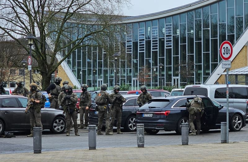 Special forces are deployed at a school. Several pupils have been injured at a school in Wuppertal. A suspect has been arrested, said a police spokesman in Duesseldorf. The police were on the scene with large numbers of officers. -/Pressefoto Otte/dpa