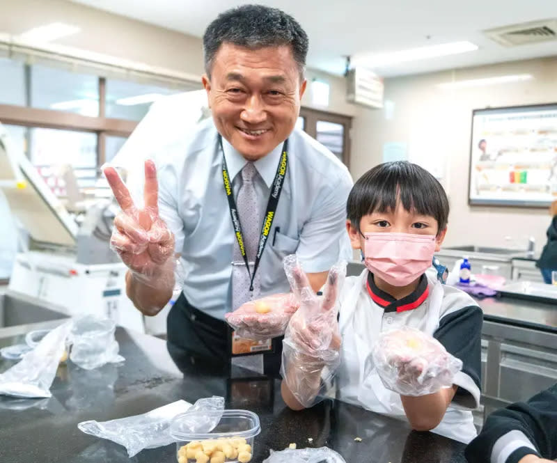 ▲葳格小學校長蕭國倉陪伴小朋友體驗手作希臘甜點樂趣。（圖／葳格小學提供）