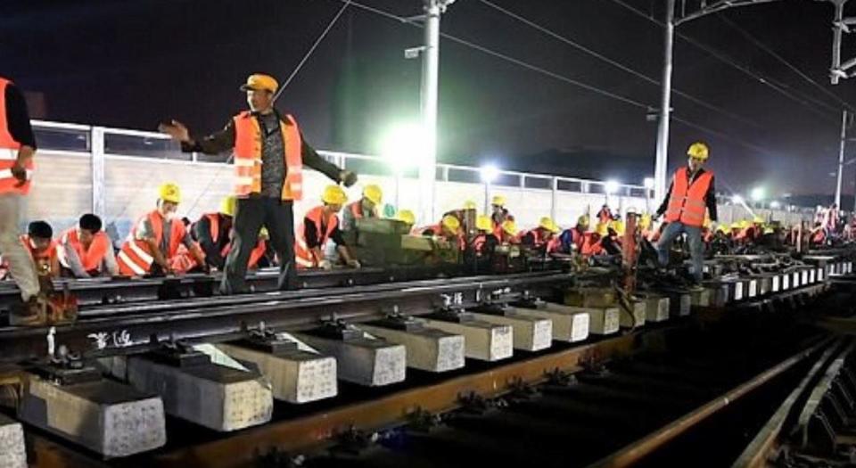 Chinese workers build railway station in just nine hours