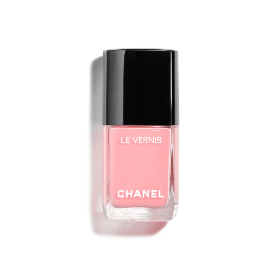 32€ <br><br><a href="https://www.chanel.com/fr/maquillage/p/179175/le-vernis-couleur-et-brillance-longue-tenue/" rel="nofollow noopener" target="_blank" data-ylk="slk:Acheter;elm:context_link;itc:0;sec:content-canvas" class="link ">Acheter</a>