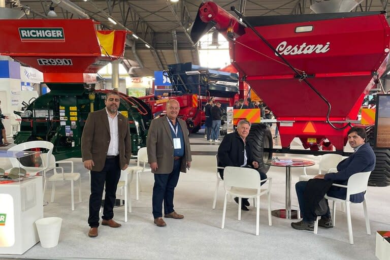 Empresarios argentinos en la feria internacional de la maquinaria agrícola en Bolonia, Italia