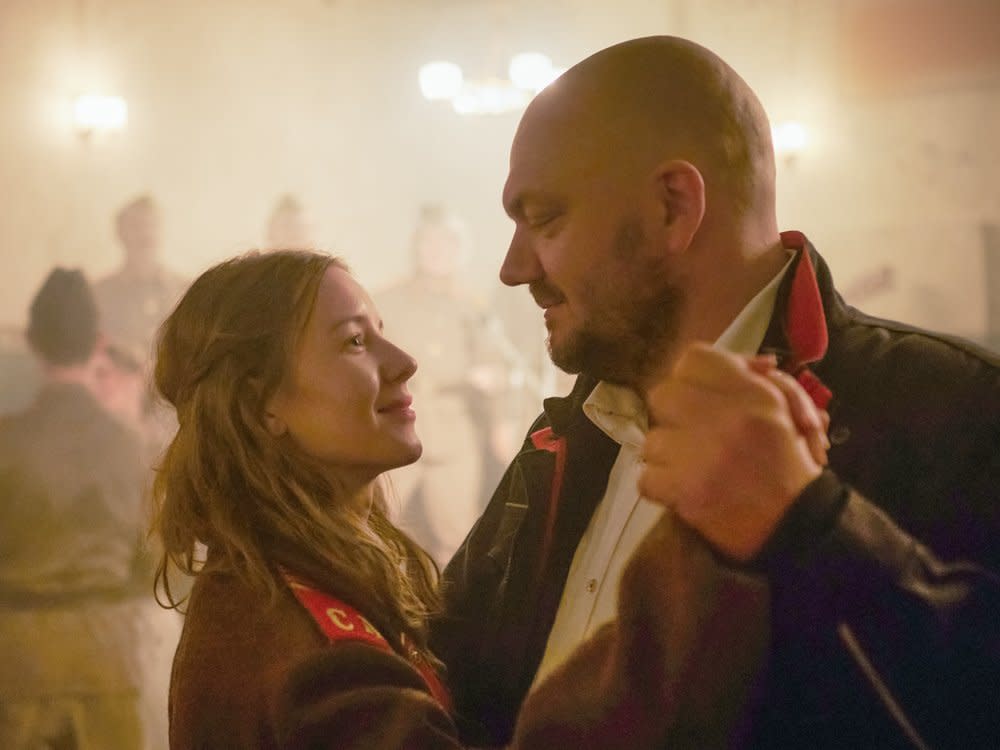 "Die stillen Trabanten": Wachmann Eric (Charly Hübner) und Marika (Irina Starshenbaum) tanzen im Casino. (Bild: Warner Bros.)