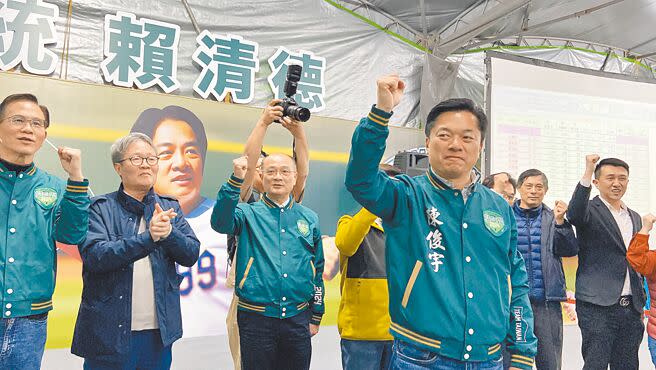 宜蘭縣立委選戰，最後由民進黨候選人陳俊宇（前）以10萬7308票勝過國民黨候選人黃琤婷8萬6120票。（吳佩蓉攝）