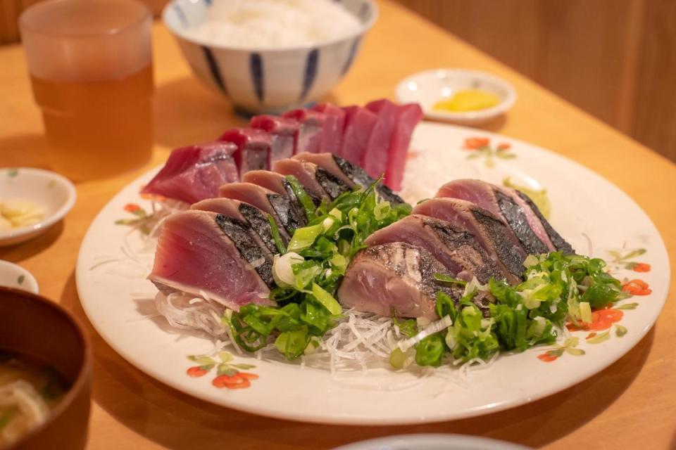 「田中鮮魚店」被評為「高知最好吃的炙燒鰹魚」。（高知縣觀光會展協會提供）