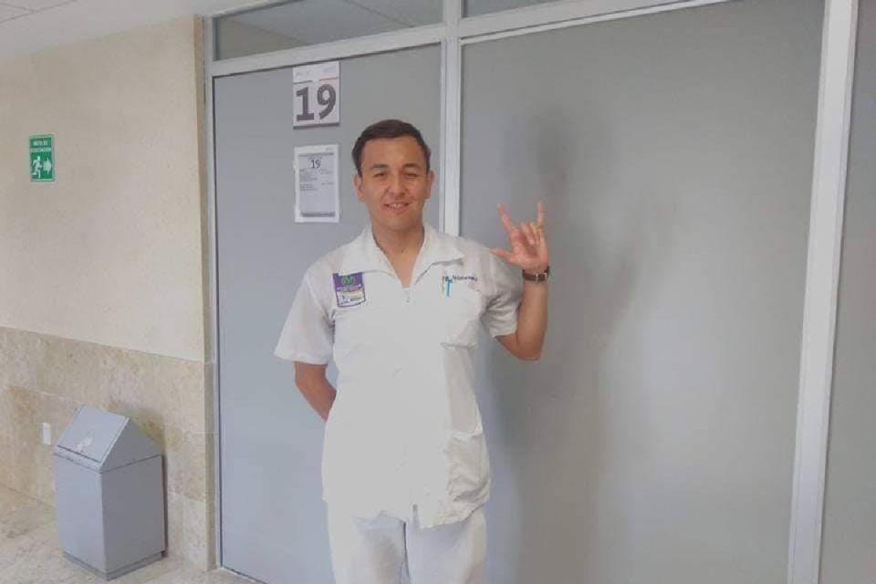 Aarón Pedraza es el primer enfermero sordo en México. (Foto: tomada de perfil de Twitter)