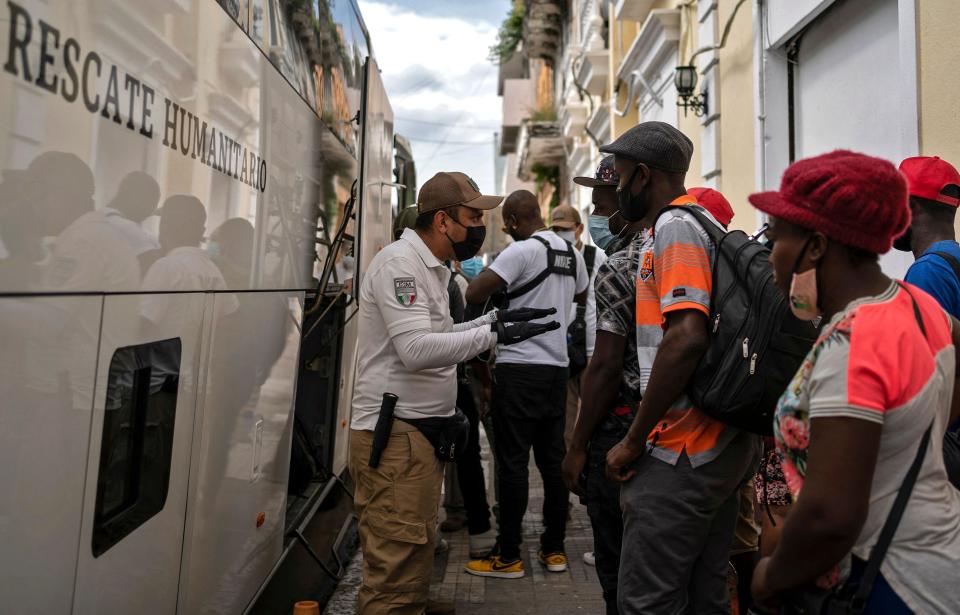 Haitian migrants speak with an agent of the National Migration Institute (INM) after remaining on a bus for over seven hours as they refused to get out of the vehicle after being detained at a migration checkpoint in Veracruz, Mexico, on September 13, 2021. - More than 200 migrants were detained in the state of Veracruz on their way north, according to figures provided by the National Institute of Migration (INM). (Photo by VICTORIA RAZO / AFP) (Photo by VICTORIA RAZO/AFP via Getty Images) ORG XMIT: 0 ORIG FILE ID: AFP_9MT4DH.jpg