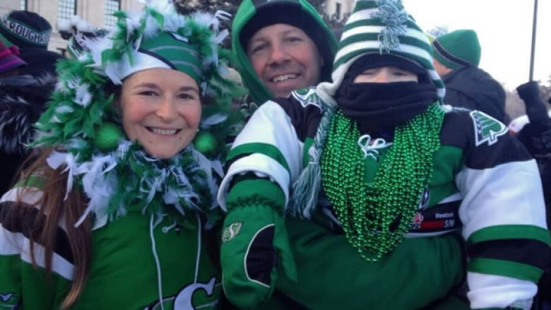 Thousands of Saskatchewan Roughriders fans braved sub-zero temperatures to cheer on their team at the provincial legislature on Tuesday.