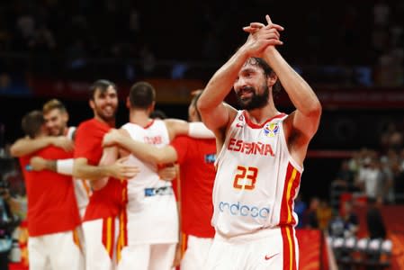 El español Sergio Llull aplaude a los aficionados tras el partido de España contra Australia en la Copa del Mundo de Baloncesto FIBA