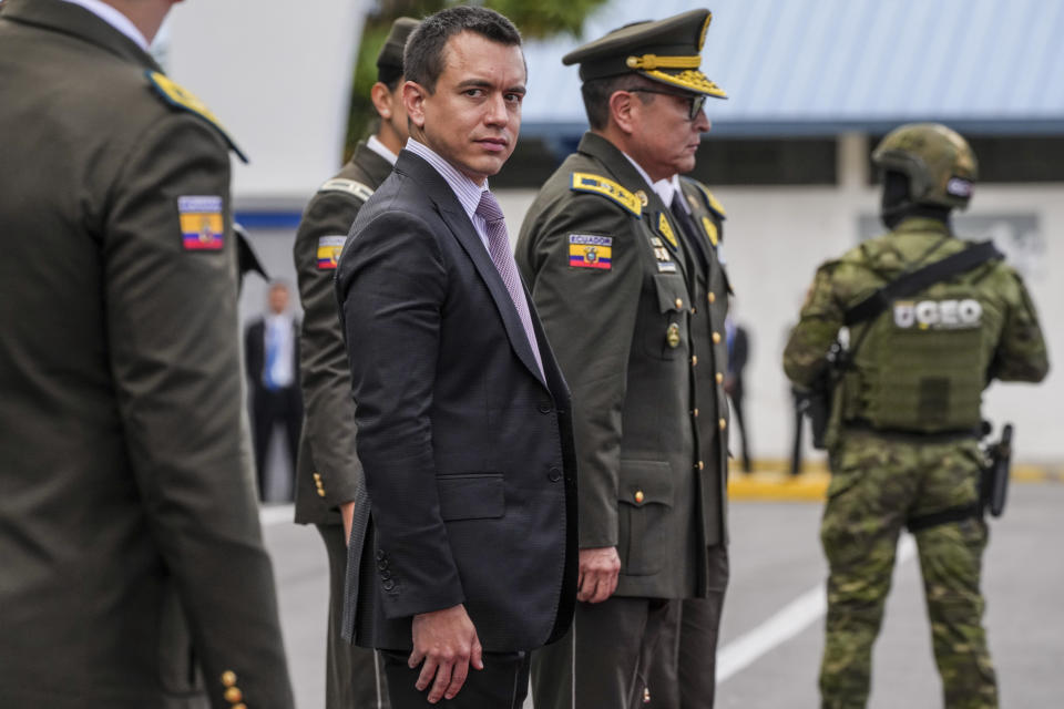 ARCHIVO - El presidente de Ecuador, Daniel Noboa, asiste a una ceremonia para entregar material a la policía en la academia de policía General Alberto Enríquez en Quito, Ecuador, el 22 de enero de 2024. Los ecuatorianos acuden a las urnas el domingo 21 de abril de 2024 en un referendo presentado por Noboa como una forma de perseguir a las pandillas criminales responsables de una espiral de violencia. (AP Foto/Dolores Ochoa, Archivo)