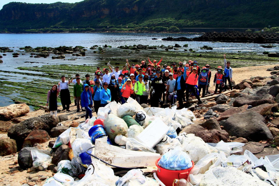 新北市環保局5日表示，為迎接萬金石馬拉松賽事，許多單位、團體上午在萬里區海岸加入淨灘活動，清出880公斤垃圾及660公斤資源回收物。（圖／新北環保局提供）
