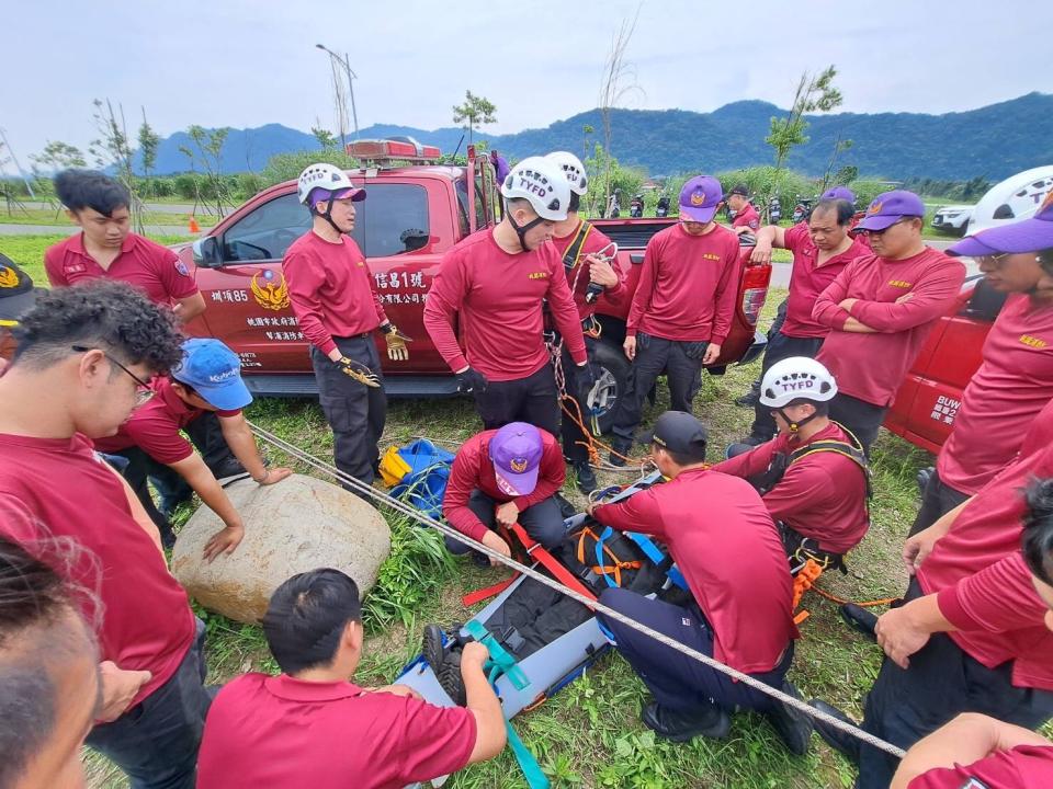 圳頂分隊辦理繩索救援訓練，提升消防人員面對高低落差複雜地形下的繩索救援能力。圖：圳頂分隊提供