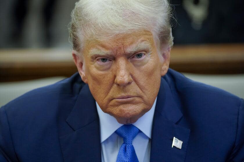 El expresidente Donald Trump guarda silencio en el tribunal donde se le sigue juicio por fraude corporativo, el lunes 6 de noviembre de 2023, en Nueva York. (APFoto/Eduardo Munoz Alvarez)