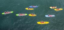 <p>Teilnehmerinnen eines Juniorprogramms paddeln im US-amerikanischen Huntington Beach auf ihren Surfbrettern. (Bild: Mark Rightmire/Orange County Register via ZUMA/dpa) </p>