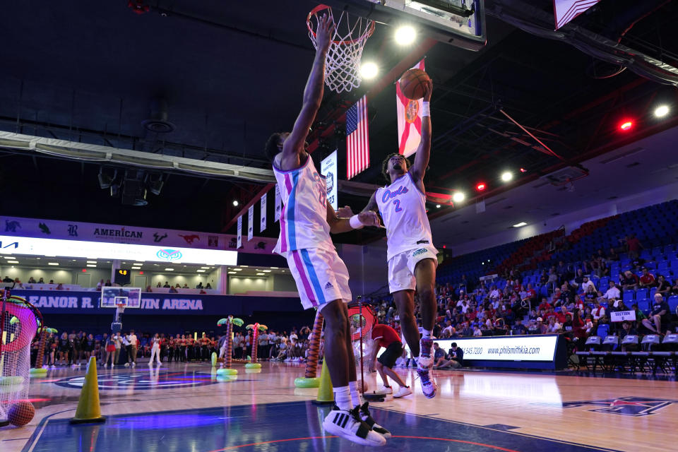 FAU guards Devin Vanterpool, left, and Nick Boyd (2) participate in a skills challenge during a Paradise Madness ceremony for the NCAA college basketball team Wednesday, Oct. 25, 2023, in Boca Raton, Fla. (AP Photo/Lynne Sladky)