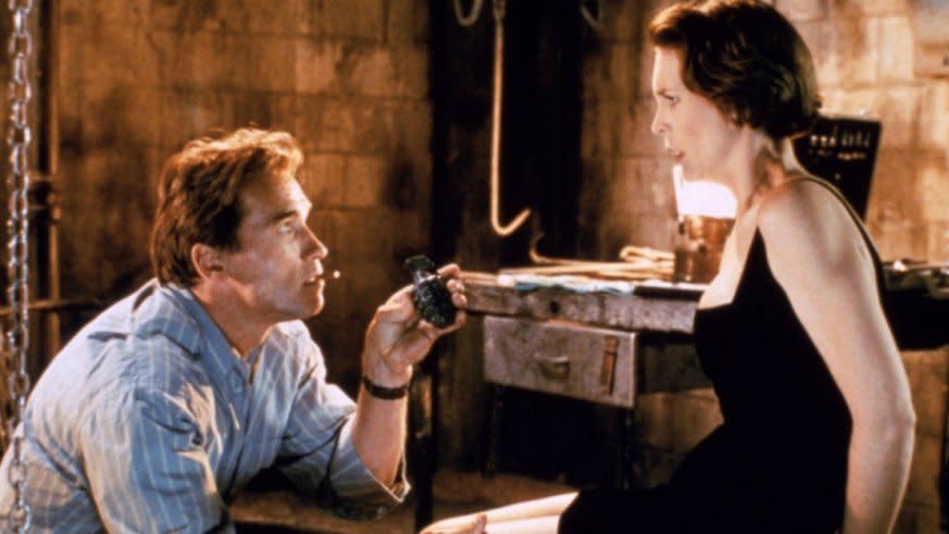 Arnold Schwarzenegger and Jamie Lee Curtis in True Lies (Credit: Fox)