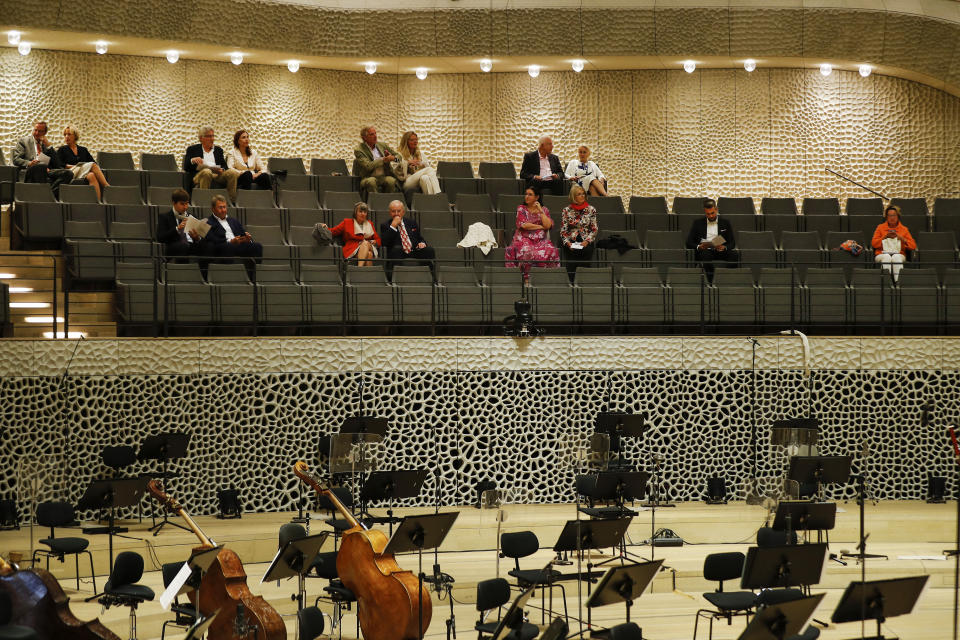 Bald ohne Abstand? Bei der Saisoneröffnung der Hamburger Elbphilharmonie galten noch die 3G- und damit auch die Distanzregeln. (Bild: Franziska Krug/Getty Images)