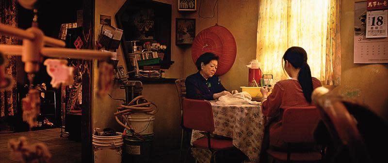 《徘徊年代》呈現新住民女性的生活困境，阮安妮飾演嫁到台灣的越南女子， 陳淑芳（左）飾演她的婆婆。 （傳影互動提供）