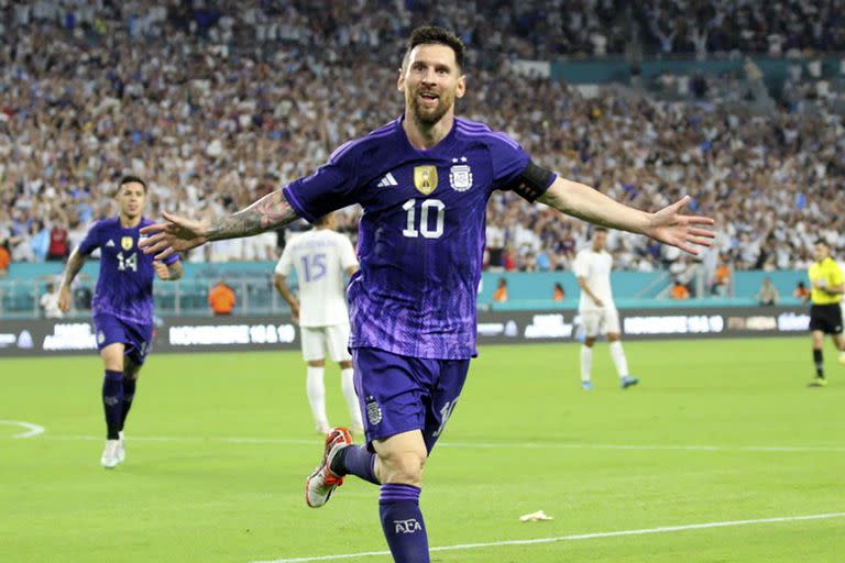 Messi y uno de los festejos de los dos goles que anotó en el 3-0 sobre Honduras en Miami