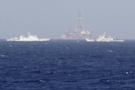 Chinese oil rig Haiyang Shi You 981 (C) is seen surrounded by ships of China Coast Guard in the South China Sea, about 210 km (130 miles) off shore of Vietnam May 14, 2014. REUTERS/Nguyen Ha Minh