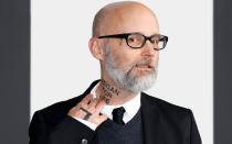 Er verzichtet seit seinem 22. Lebensjahr auf sämtliche tierischen Produkte verzichtet: Popstar Moby, der mit "Reprise" (VÖ: 28.05.) jetzt ein neues Album veröffentlicht, wollte aber scheinbar auch per Tattoo sicher gehen, dass jeder seiner Einstellung kennt: Er ließ sich "Vegan for life" ("Veganer für immer") auf den Hals tätowieren. Weitere prominente Veganer zeigt die Galerie ... (Bild: Kurt Krieger - Corbis/Corbis via Getty Images)