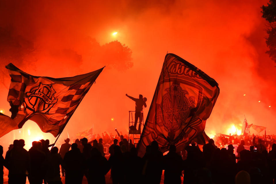 Voilà une semaine que la température monte du côté du Vieux Port. Une semaine que les supporters de l’OM préparent les 120 ans du club. Une semaine, qu’ils attendent en trépignant que leurs joueurs en viennent aux pieds avec les protégés de Jean-Michel Aulas. Une semaine enfin, que les Fanatics et les South Winners préparent leurs plus beaux sifflets pour accueillir comme il se doit l’ancien entraîneur du club phocéen, Rudi Garcia, passé « à l’ennemi » à la faveur du départ de Silvinho du banc lyonnais.