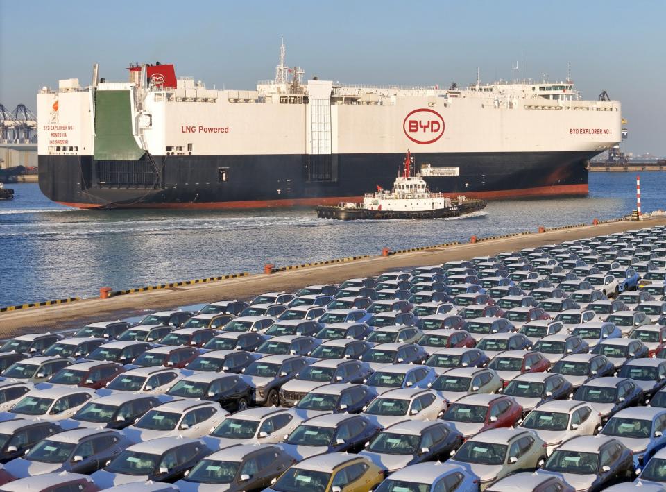 Fahrzeuge des chinesischen Herstellers BYD warten auf ihre Verladung auf ein Container-Schiff.  - Copyright: picture alliance / Photoshot